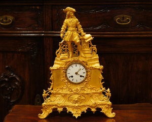 Большие каминные часы "Мушкетер". Бронза с позолотой, 19 век