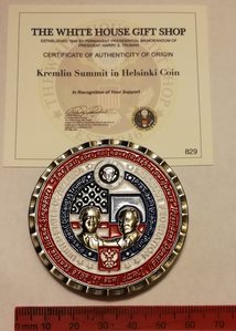 Медаль - Трамп и Путин на встрече в Хельсинки июль 2018 .
