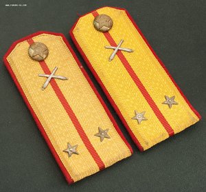 Погоны лейтенанта артиллерии образца 1946 г. (поле шелк)