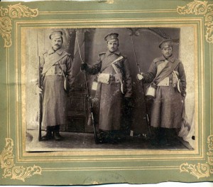 Три бойца в полной боевой готовности. :) Большое фото.