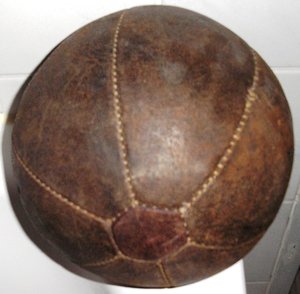 Старинный футбольный мяч.