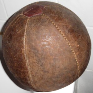 Старинный футбольный мяч.