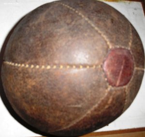 Старинный футбольный мяч.