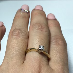 Золотое колечко с бриллиантом изящное