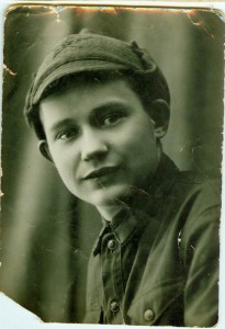 Худож. Боркунов в буденовке. Помогите разобраться в надписи.