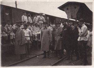 Встреча поезда с детьми из Чувашии. Москва.1921 г. Нашивки.