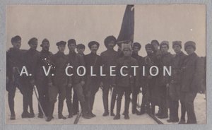 Комиссар и бойцы отряда П.И.Яшвили со знаменем. 1918 г.