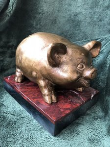 "Весёлый поросёнок". Бронза. Подставка из натурального камня