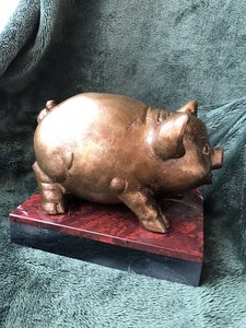 "Весёлый поросёнок". Бронза. Подставка из натурального камня