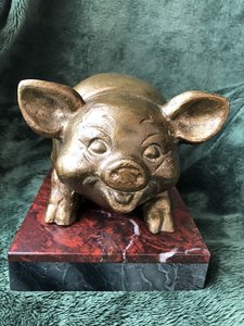 "Весёлый поросёнок". Бронза. Подставка из натурального камня