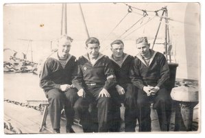 матросы, у одного знак Отличный (?)