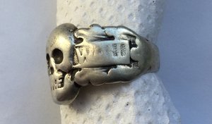 Перстень  " череп"  WEST WALL в серебре и бронзе