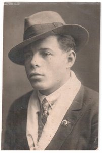 мужчина со знаком "О-ва Спасения на водах" 1935 г.