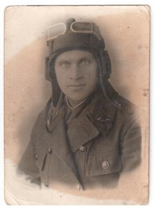 сержант танкист в шлеме и спецодежде, 1941 г.