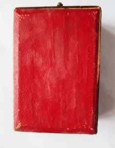 Коробка "Знаки ордена Св.Анны 3й степени" с лентой.