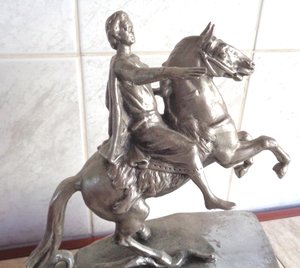 Фигура памятник Петру 1.
