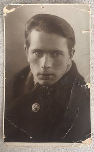 2 фото одного человека с редкими знаками. 30-е годы.