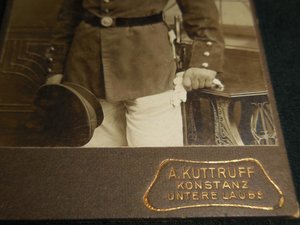 Фото немцев с нарукавными и нагрудными шевронами.