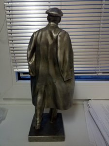 Ленин в плаще и кепке. силумин 35 см