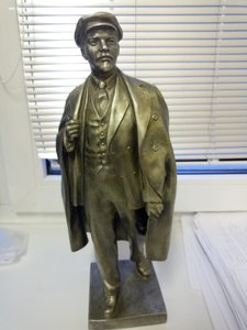 Ленин в плаще и кепке. силумин 35 см