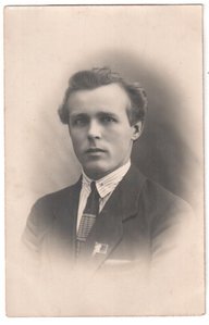 мужчина с трауным знаком Ленина, 1932г.
