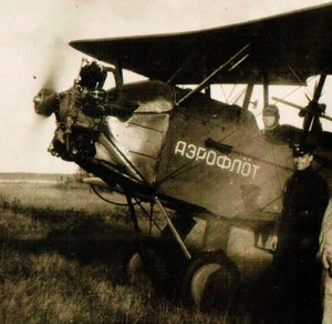 Группа девушек в спец.одежде у самолёта У-2