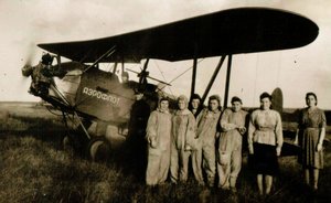 Группа девушек в спец.одежде у самолёта У-2