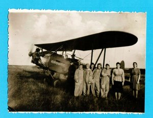 Группа девушек в спец.одежде у самолёта У-2