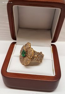 Новое кольцо бриллианты с изумрудом