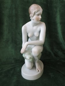 "Обнажённая девушка". HEREND HVNGAR HANDPAINTED.