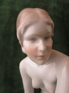 "Обнажённая девушка". HEREND HVNGAR HANDPAINTED.
