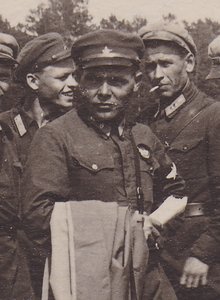 Группа советских лётчиков. Комбриг. Нашивки. Каска. 1930-е.