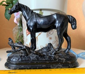 Конь у плетня чугун