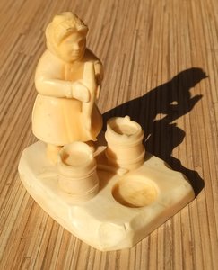 Фигурка рыбака из кости