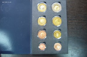 Различные наборы монет жетонов