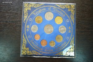 Различные наборы монет жетонов