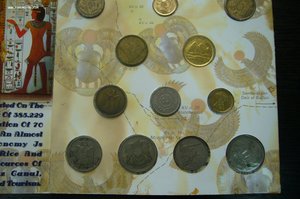 Различные наборы монет жетонов