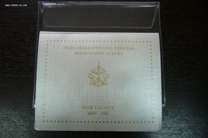 Различные наборы монет жетонов