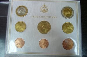 Различные наборы монет жетонов