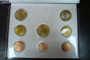 Различные наборы монет жетонов