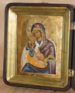 Икона Богоматери Утоли моя печали в киоте