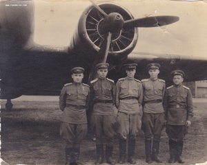 Лётчики. Экипаж (?) бомбардировщика. ГСС. 1940-е гг.