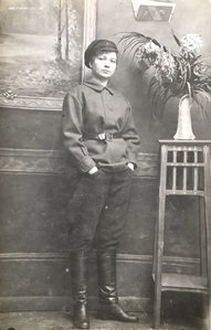 Девушка-боец з красной звездой, 1919 год