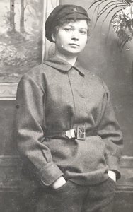 Девушка-боец з красной звездой, 1919 год