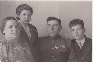 Генерал-майор с семьёй. Ордена. 1940-50 гг.