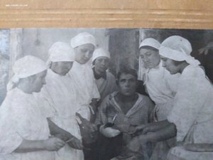 2 фото: моряки РИФ и медсестры с раненным