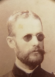 Офицер с горжетом и эполетами