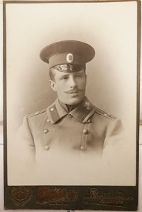 Офицер с горжетом и эполетами