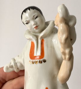 Фарфоровая статуэтка Якут с белкой. Дулево, 1957 год