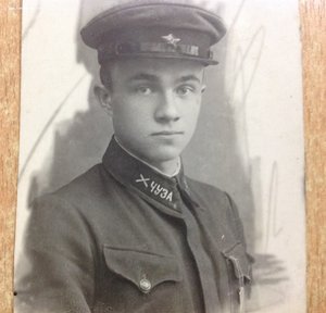 2 фото ЧУЗА с жетоном и Памятник Сталину
